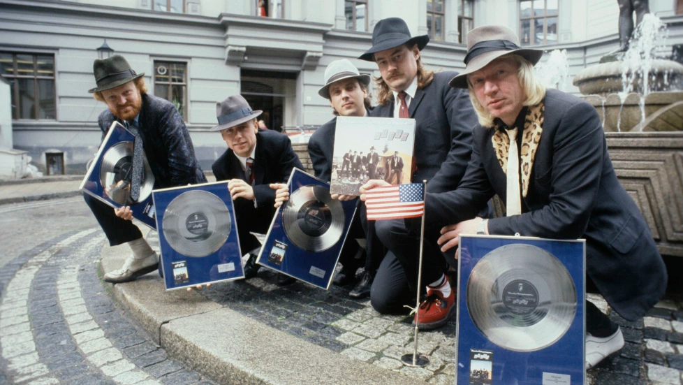 IKONISK: Vazelina Bilopphøggers med sølvplate for stort salg av deres album «På Tur» i 1983. Foto: Inge Gjellesvik