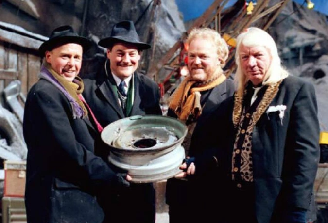 JULEKALENDER: Når julenissen faller ned gjennom et hull i ozonlaget og lander på høggeritomta til Eldar, Viggo, Høgger'n og Johnsen, sier ikke gutta nei til å reparere nissens slede som trenger mye magiske hjul. Foto: TV 2