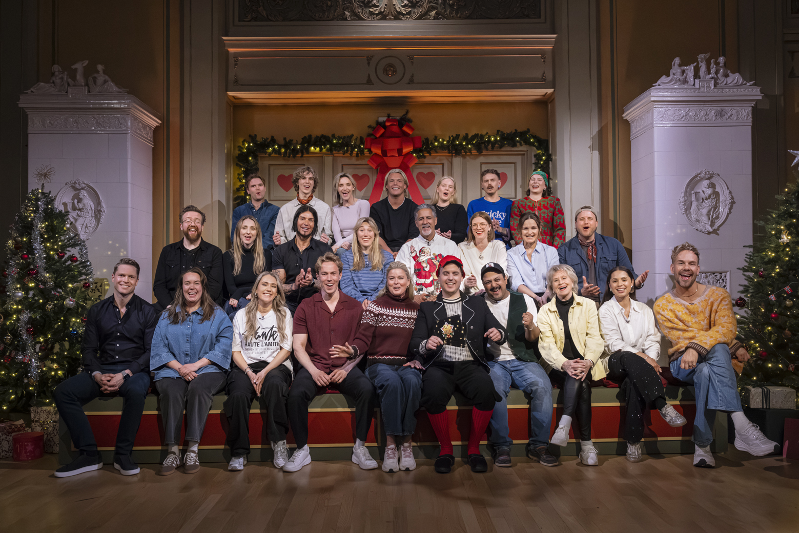 Dette er de som blir å se i årets sesong av «24-stjerners julekalender». Oppe fra venstre: Kasper Antonsen, Viljar Natlandsmyr, Isabel Skolmen, Alex Noddeland, Ingrid Mikkelsen, Jonas Lovv og Hedda Gundersen Gullikstad. Midten fra venstre: Henrik Bjørnson, Kristin Grue, Perodd Tessem, Maria Stavang, Abid Raja, Marie Sneve Martinussen, Karoline Krüger og Freddy Kalas. Nede fra venstre: Harald Dobloug, Ina Svenningdal, Ida Fladen, Eirik Fure, Vendela Kirsebom, Markus Neby (programleder), Mohammed Basefer, Anne Marie Ottersen, Jorun Stiansen og Morten Hegseth. Julia Marie Naglestad / NRK